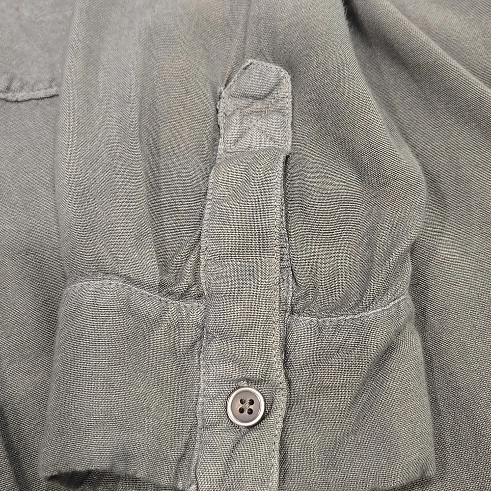 RVCA WOMEN'S SOLSTICE BUTTON - UP COVERUP. GREY. SIZE SMALL.
